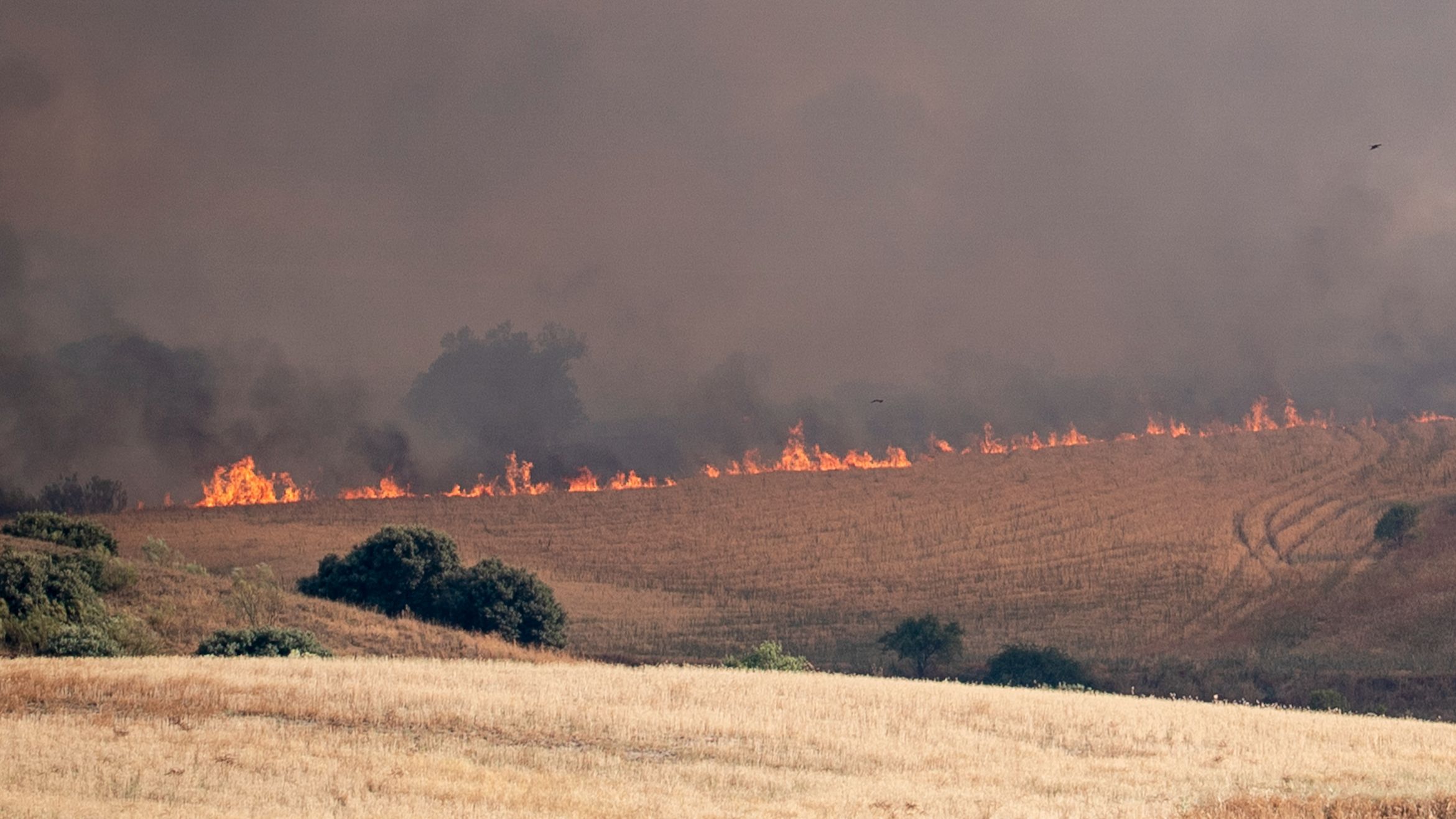 La tensión de los vecinos desalojados por el incendio de Méntrida: "No he podido llegar a casa, mi madre ha sido evacuada y está en una gasolinera"