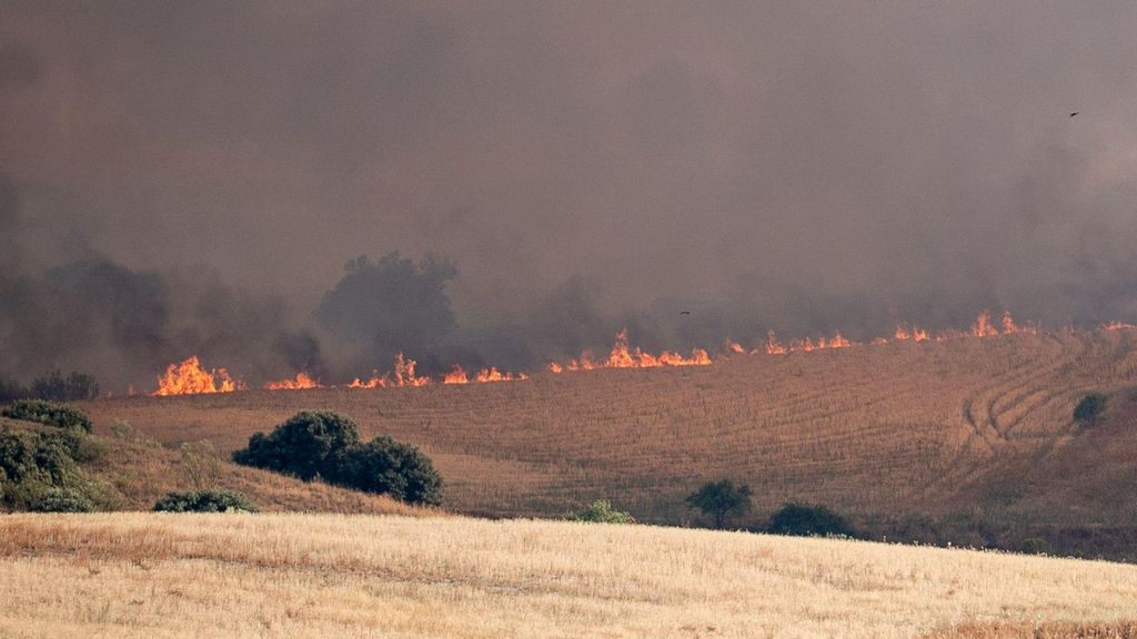 La tensión de los vecinos desalojados por el incendio de Méntrida: "No he podido llegar a casa, mi madre ha sido evacuada y está en una gasolinera"