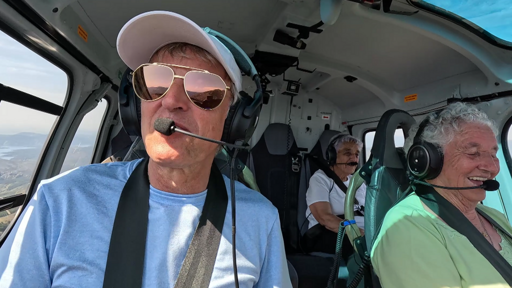 El divertidísimo momento de Juani y Alfonsa con Jesús Calleja en el helicóptero: "Te vas a hacer pis"