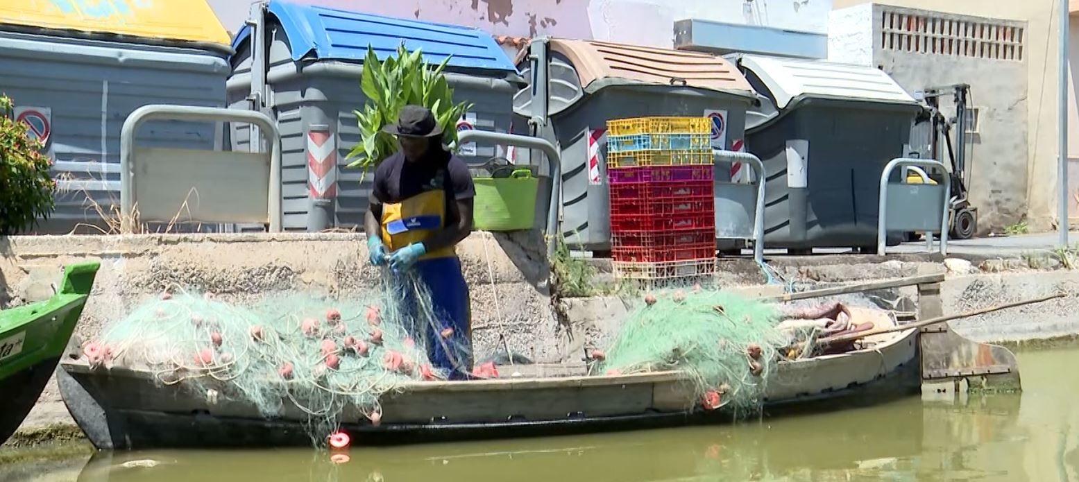 Mustapha arregla las redes de pesca después de la jornada