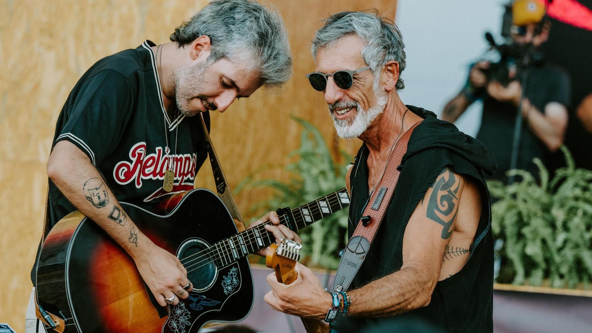 Pepe Solla, guitarra en mano