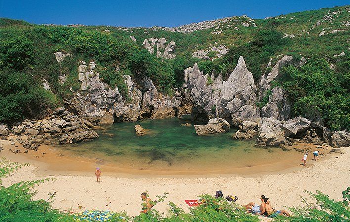 Playa de Gulpiyuri. FUENTE: Turismo de Asturias