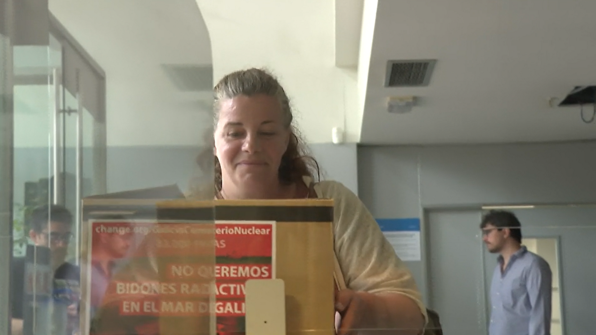 Recogen 30.000 firmas para pedir que investiguen los bidones radioactivos que hay en las costas gallegas