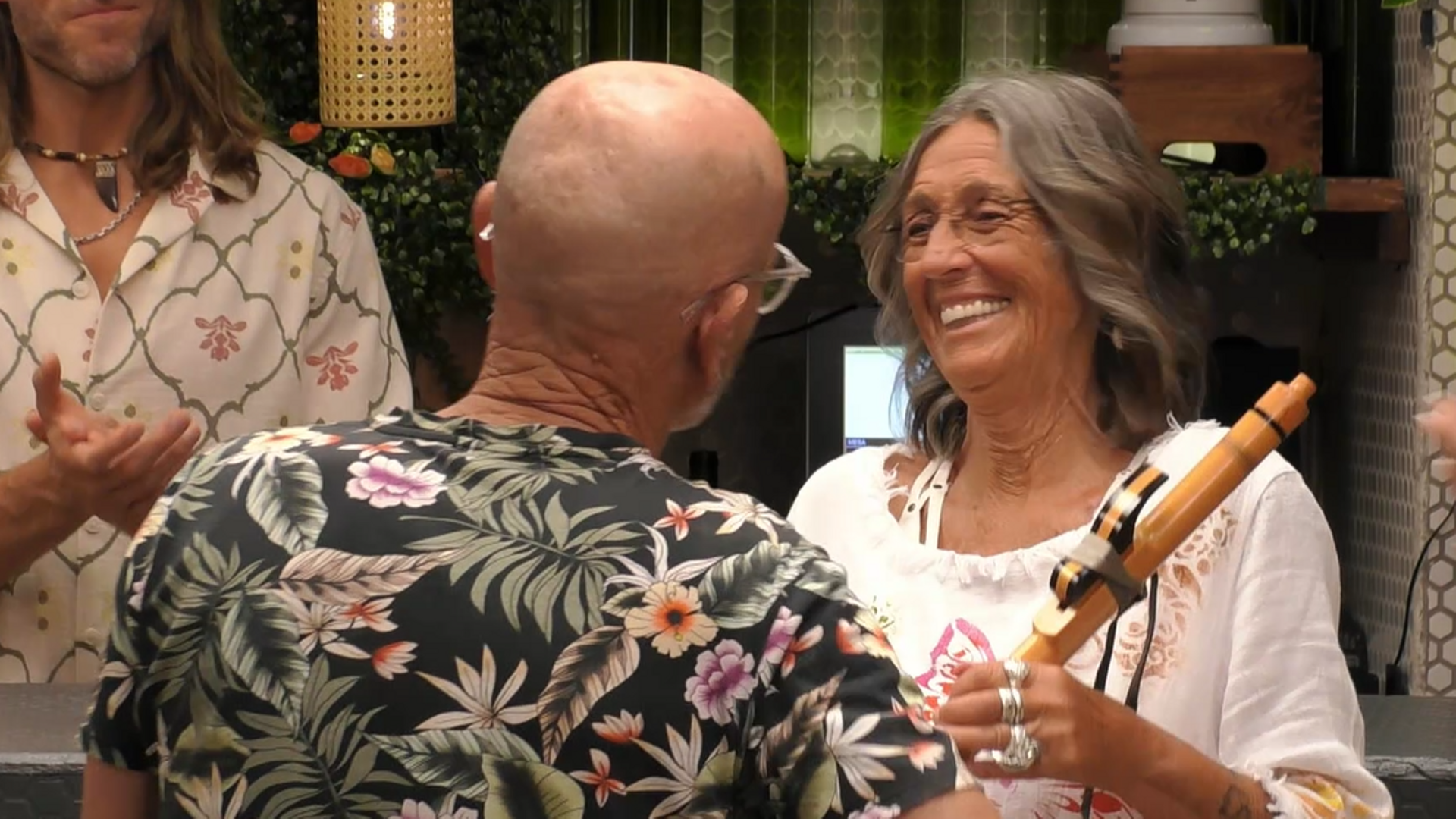 Renée toca la flauta para recibir a su cita