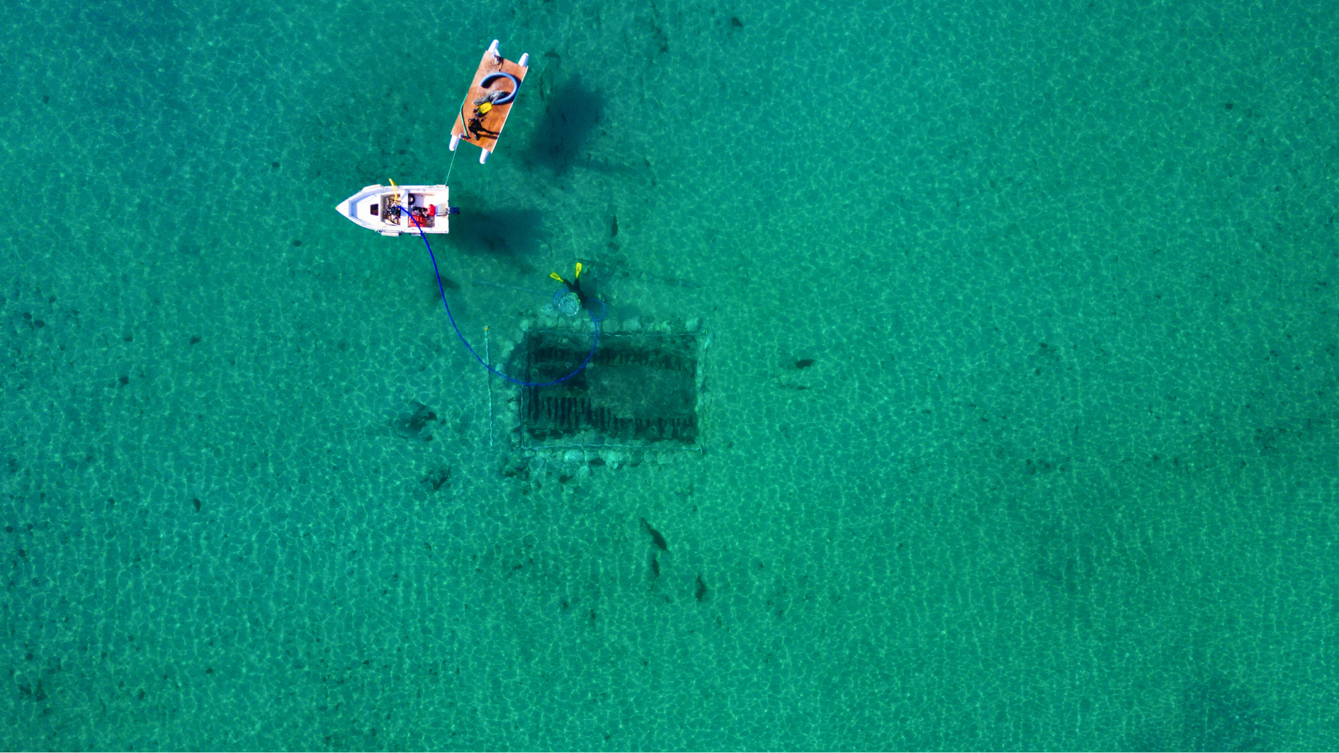 Uno de los barcos en los que ha trabajado Andrea, con sus buzos en plena inmersión