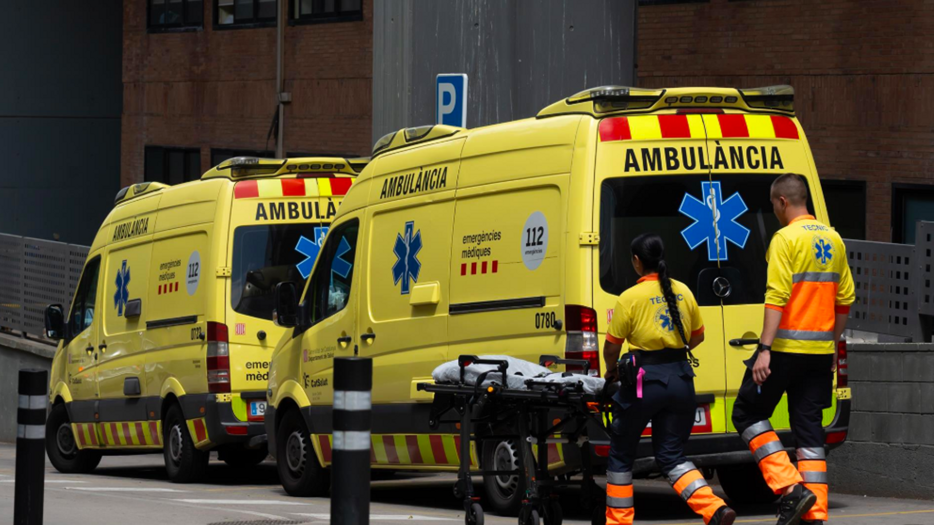 Unos sanitarios trabajan en una ambulancia, a 16 de julio de 2024, en Barcelona, Catalunya (España).