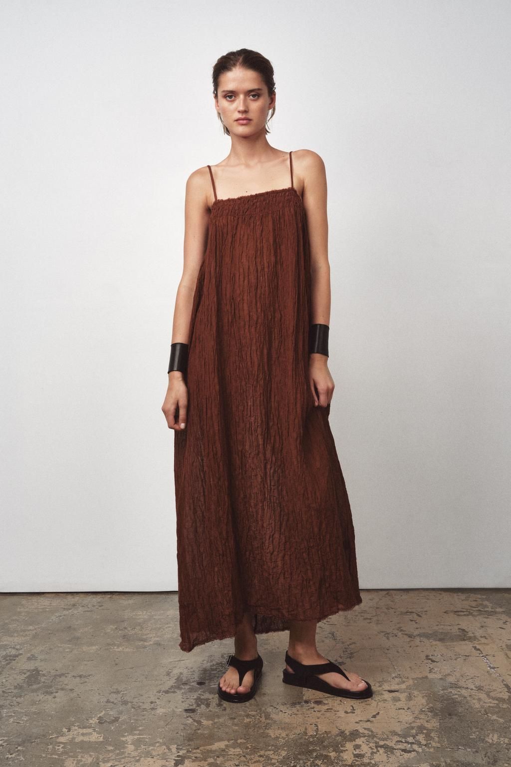 Vestido marrón de estilo boho de Zara