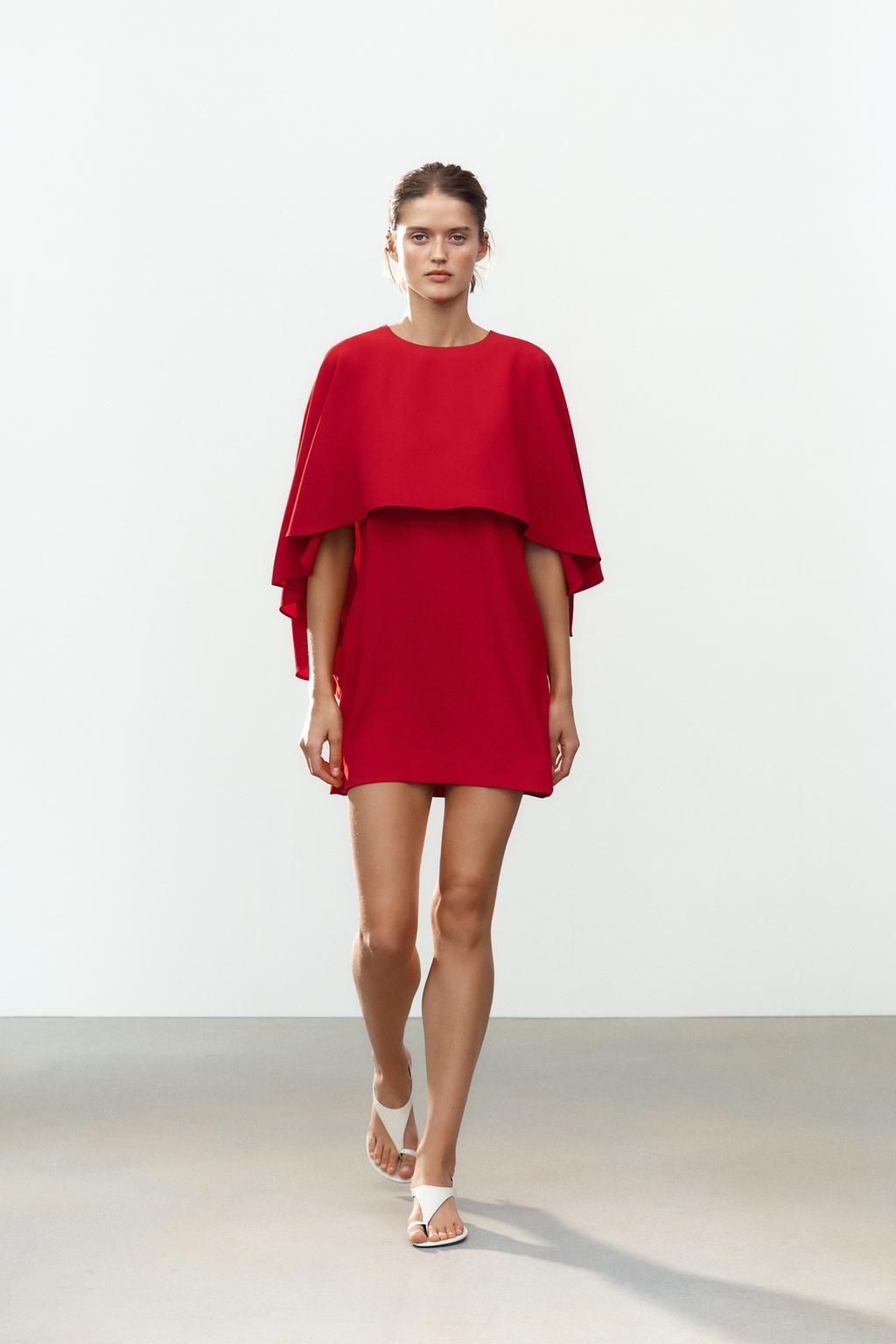 Vestido rojo con capa de Zara
