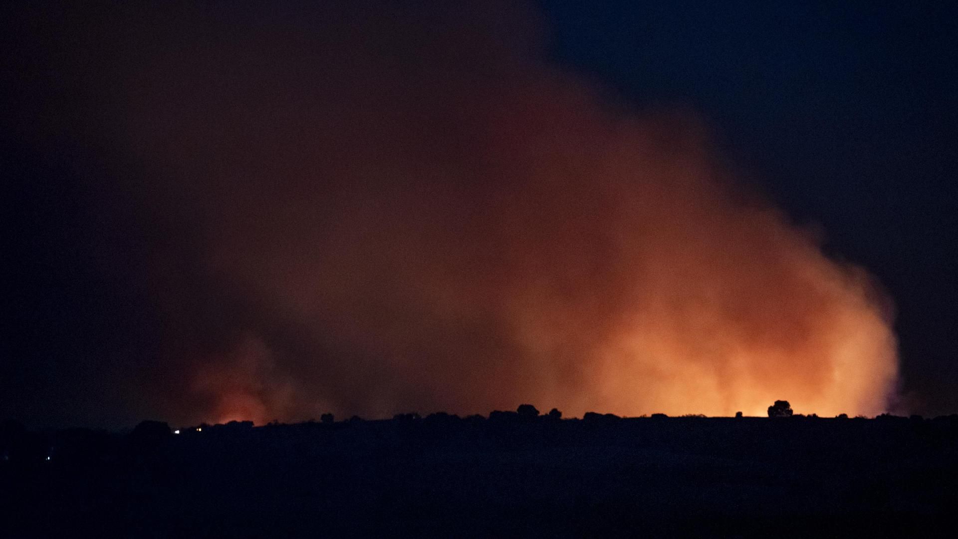 Vista nocturna del incendio en Méntrida
