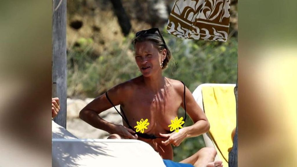 Exclusiva | Pillamos a Kate Moss haciendo 'topless' en una playa en Ibiza: "¡Qué cuerpazo!"