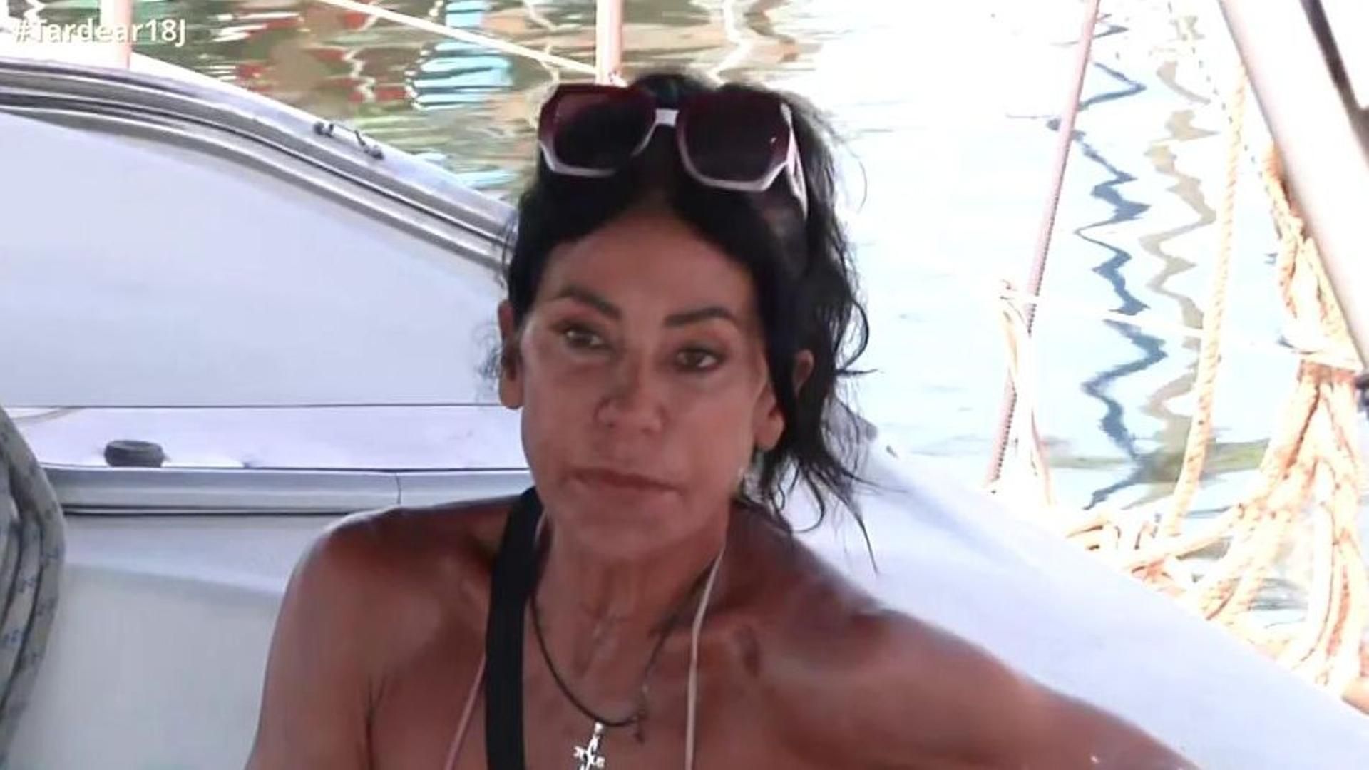 Exclusiva | El tremendo enfado de Maite Galdeano al ser localizada por las cámaras de 'Tardear' viviendo en un barco: "¡Piraos!"