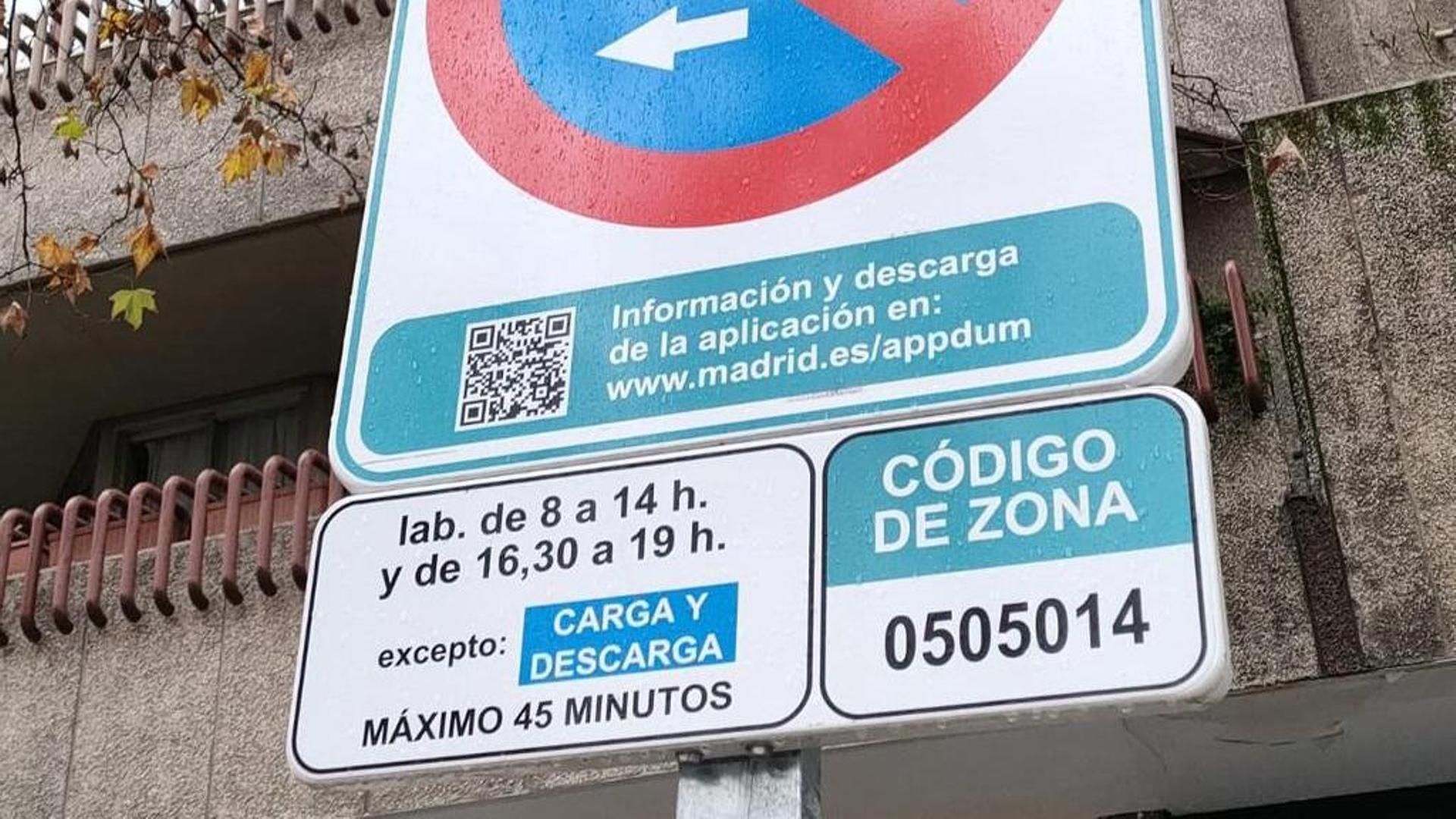 Archivo - Zona de carga y descarga para aparcar en la capital de Madrid