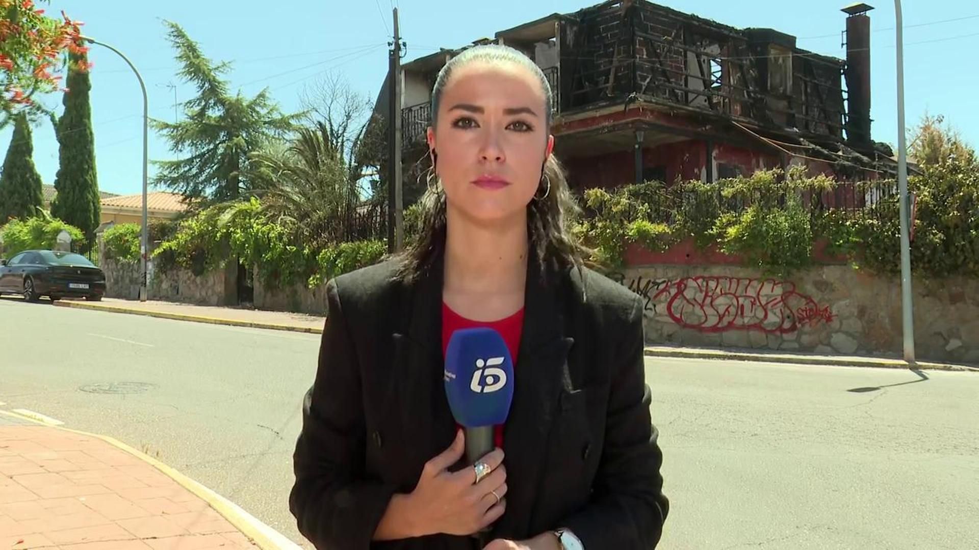 Los vecinos regresan a sus casas, donde el fuego ha calcinado jardines, cobertizos y porches