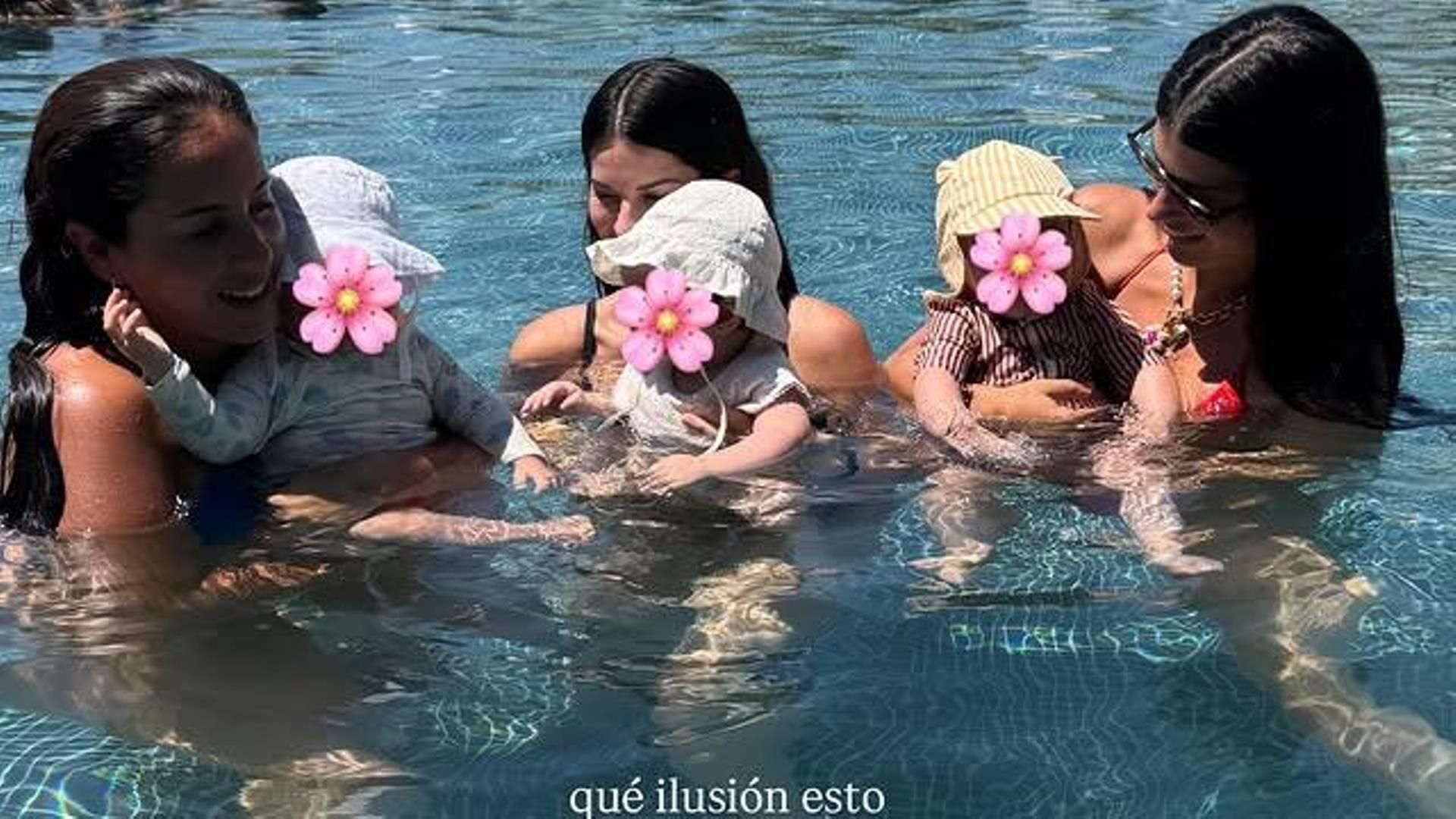 Dulceida, Anabel Pantoja y Marta Riumbau posan con sus hijas Aria, Alma y Julieta