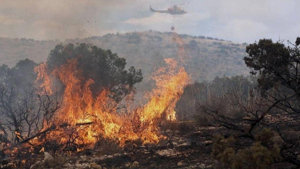 El incendio en Ávila afecta al entorno de La Chinita y el fuego en Alicante preocupa por su cercanía al parque natural