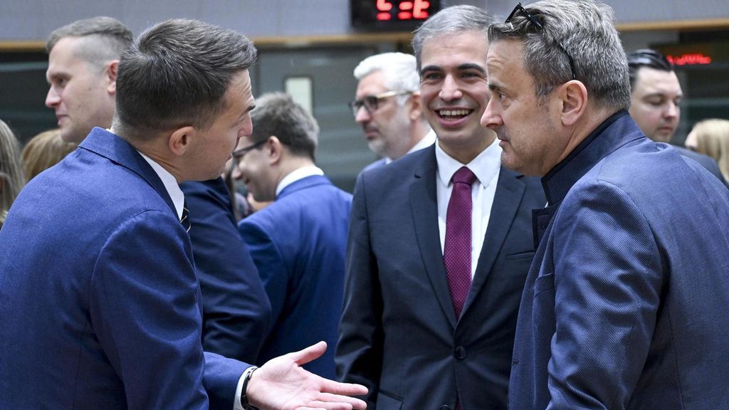 El secretario de Estado para la UE, Fernando Sampedro, conversa con los ministros del ramo de Polonia, Adam Szlapka (I), y de Luxemburgo, Xavier Bettel, al inicio del Consejo de Asuntos Generales de la UE en Bruselas.
