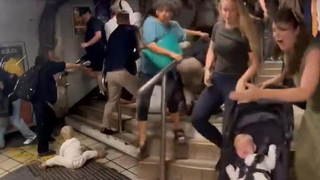 El terror de una madre al ver a sus hijos en peligro durante una brutal pelea entre grupos en el Metro de Londres: "¿Qué demonios?"