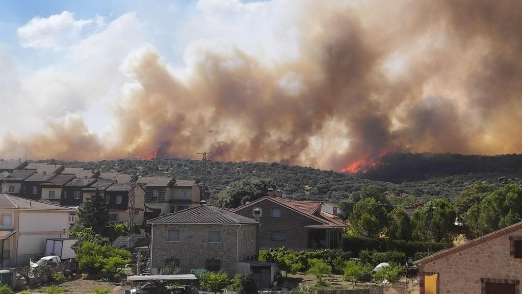 Un incendio nivel 2 amenaza Navaluenga, en Ávila: la UME está activada y desalojan 25 viviendas ante la llegada del fuego