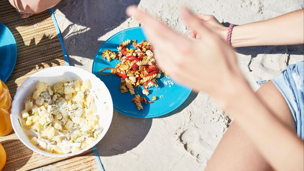 Los alimentos que no deberías llevar ni a la playa ni a la piscina