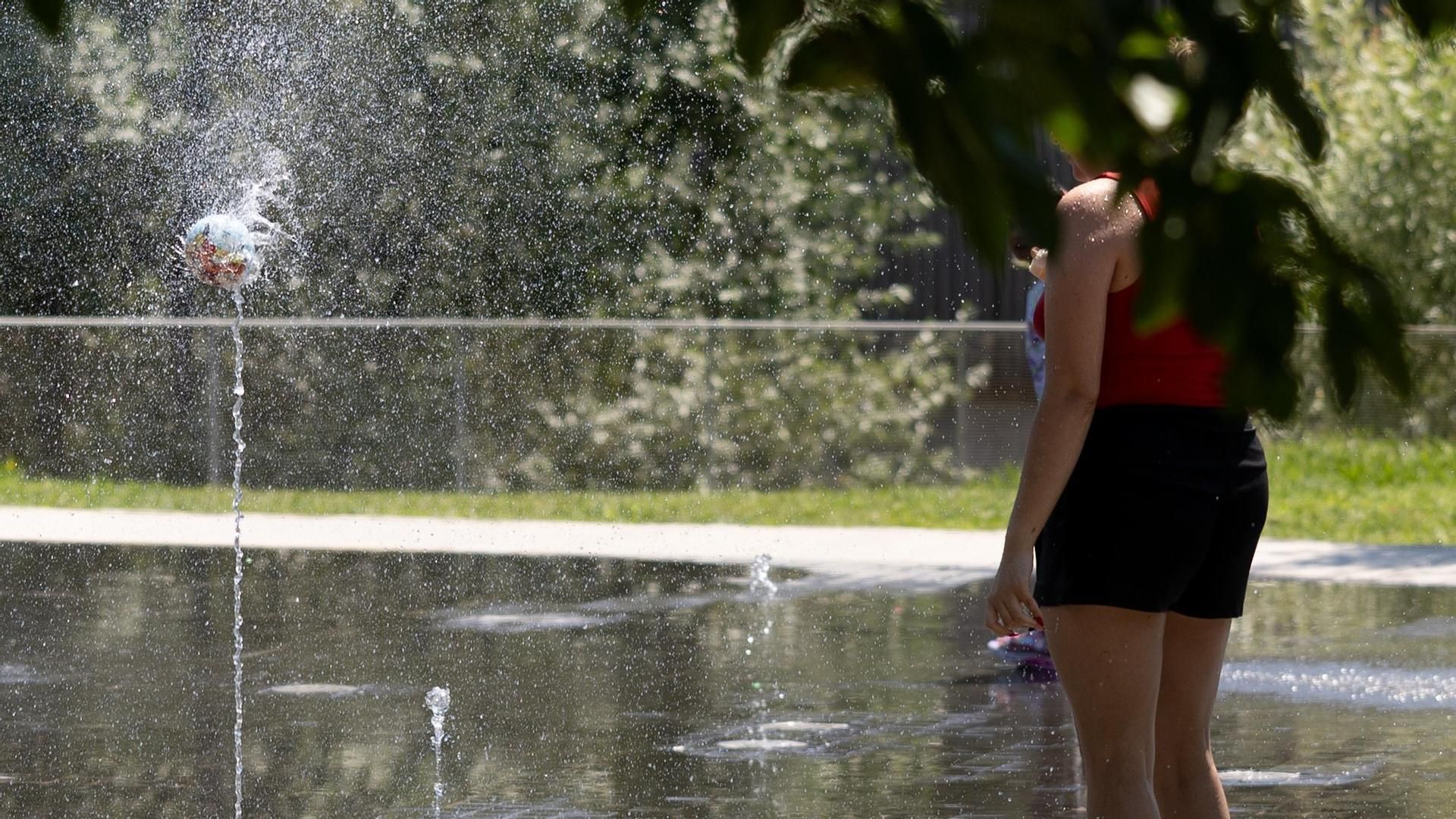 Imagen de archivo de una persona refrescándose en Madrid en plena ola de calor