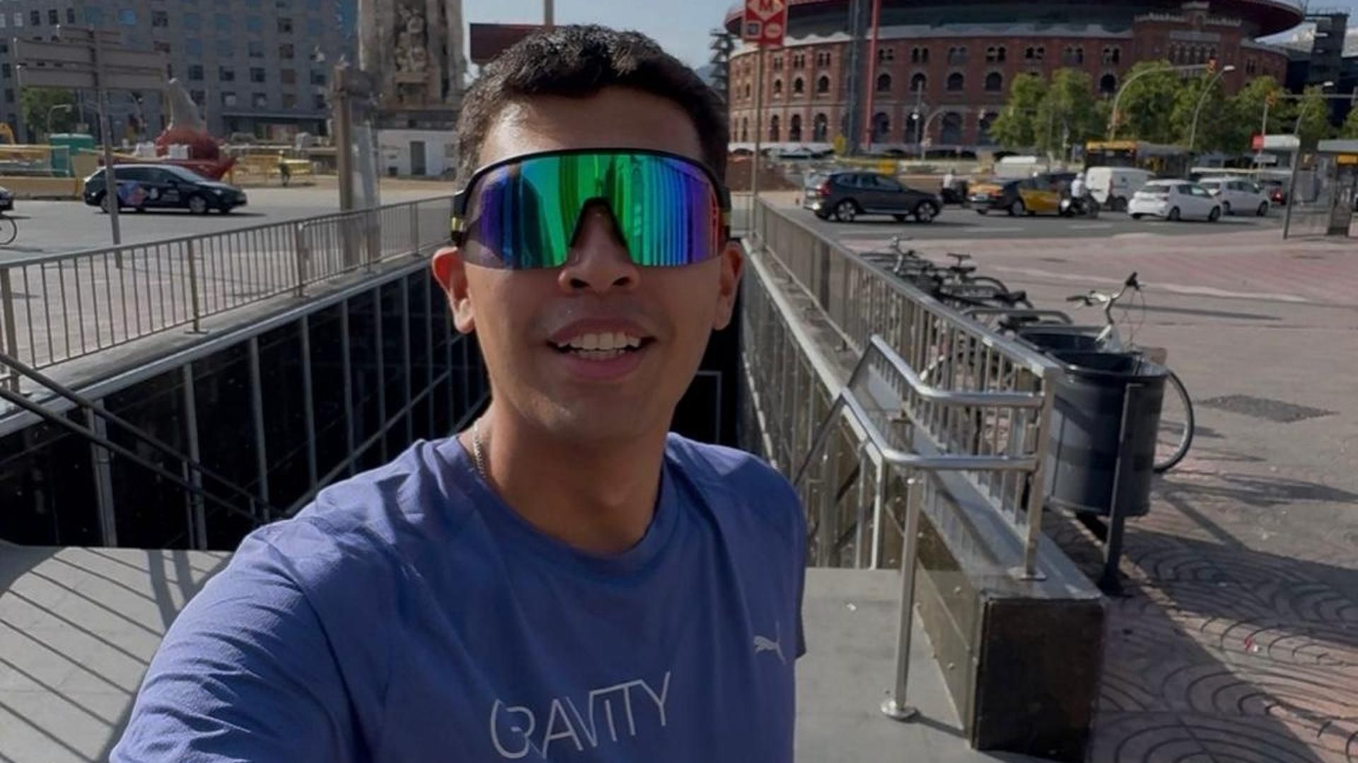 Julián, el 'tiktoker' que corre por las estaciones de Barcelona Julián, el 'tiktoker' que corre por las estaciones de Barcelona