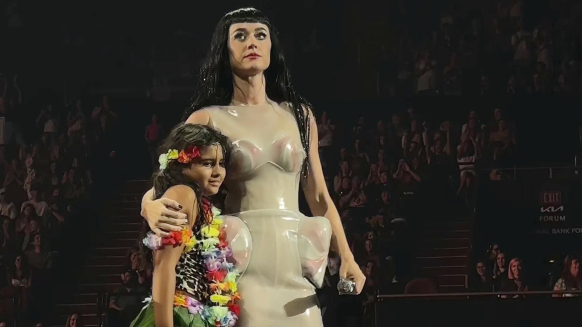 Katy Perry, con una niña mexicana en su último concierto en California