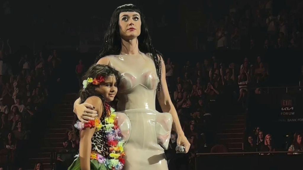 Katy Perry, con una niña mexicana en su último concierto en California