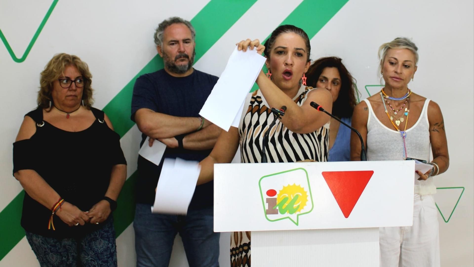 La coordinadora provincial de IU Málaga, Toni Morillas, rompe la sentencia del juzgado que obliga al hijo de Juana Rivas a volver con su padre