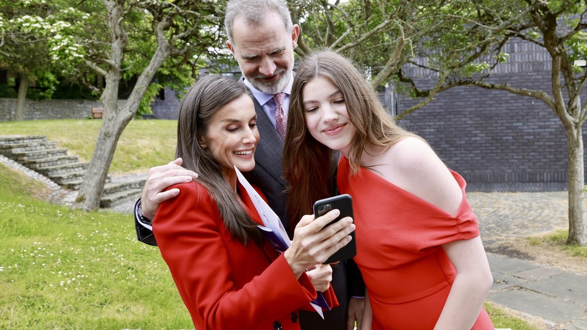 La infanta Sofía y los reyes La infanta Sofía y los reyes