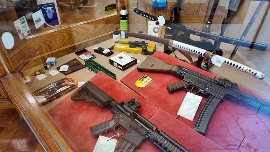 Las armas que guardaba el ultra de Mataró en su casa: de una ballesta y carabina a una pistola de fogueo