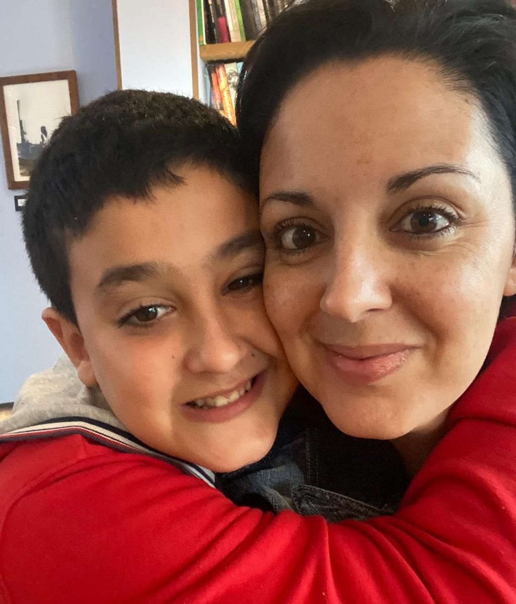 Lidia Mendez, junto a su hijo Adrian, de 13 años, diagnosticado con síndrome X Frágil
