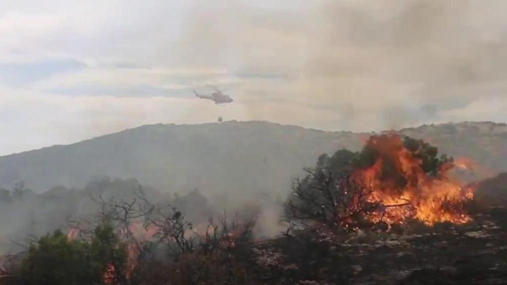Medios de la UME participan en la extinción del incendio forestal de Ibi, Alicante, originado en una comunidad religiosa