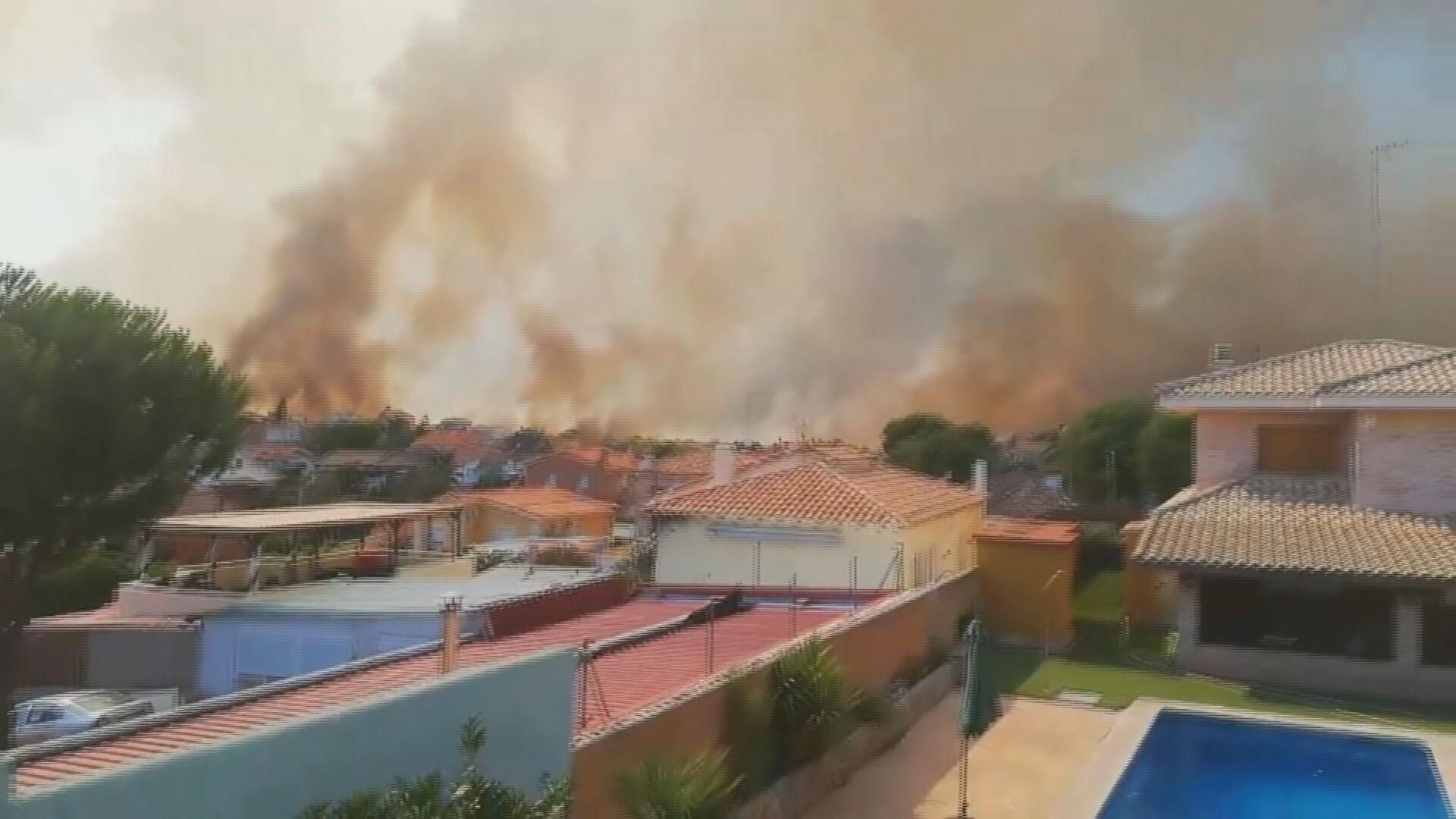 Las llamas, ya perimetradas, llegan a Madrid mientras preocupa el fuerte viento