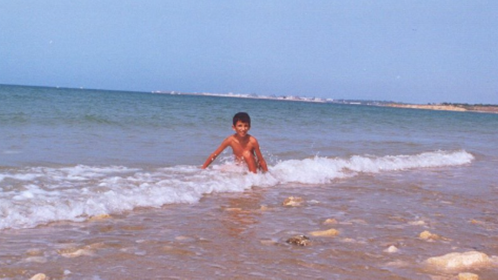 Nios Krasnigi en una playa de Cádiz en el año 2001