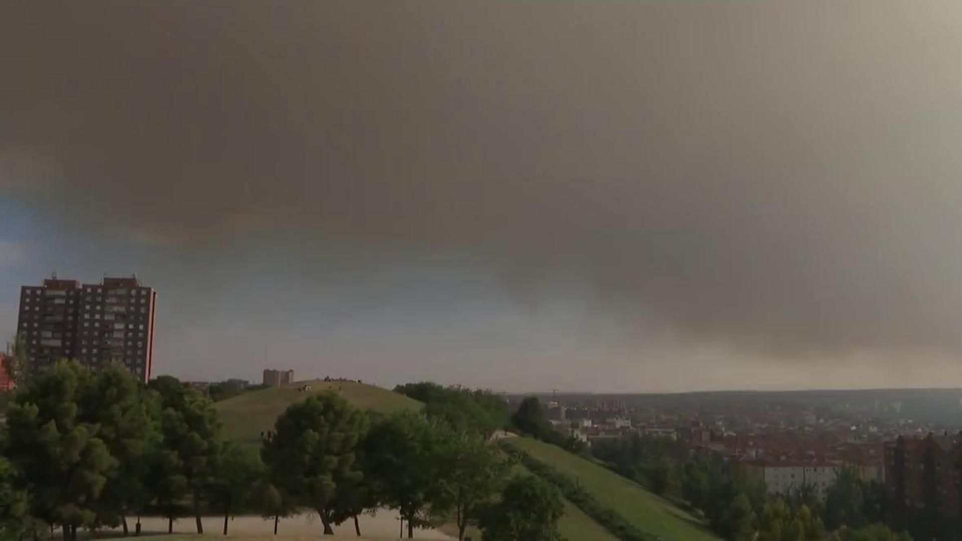 Una enorme nube de humo cubrió el cielo de Madrid