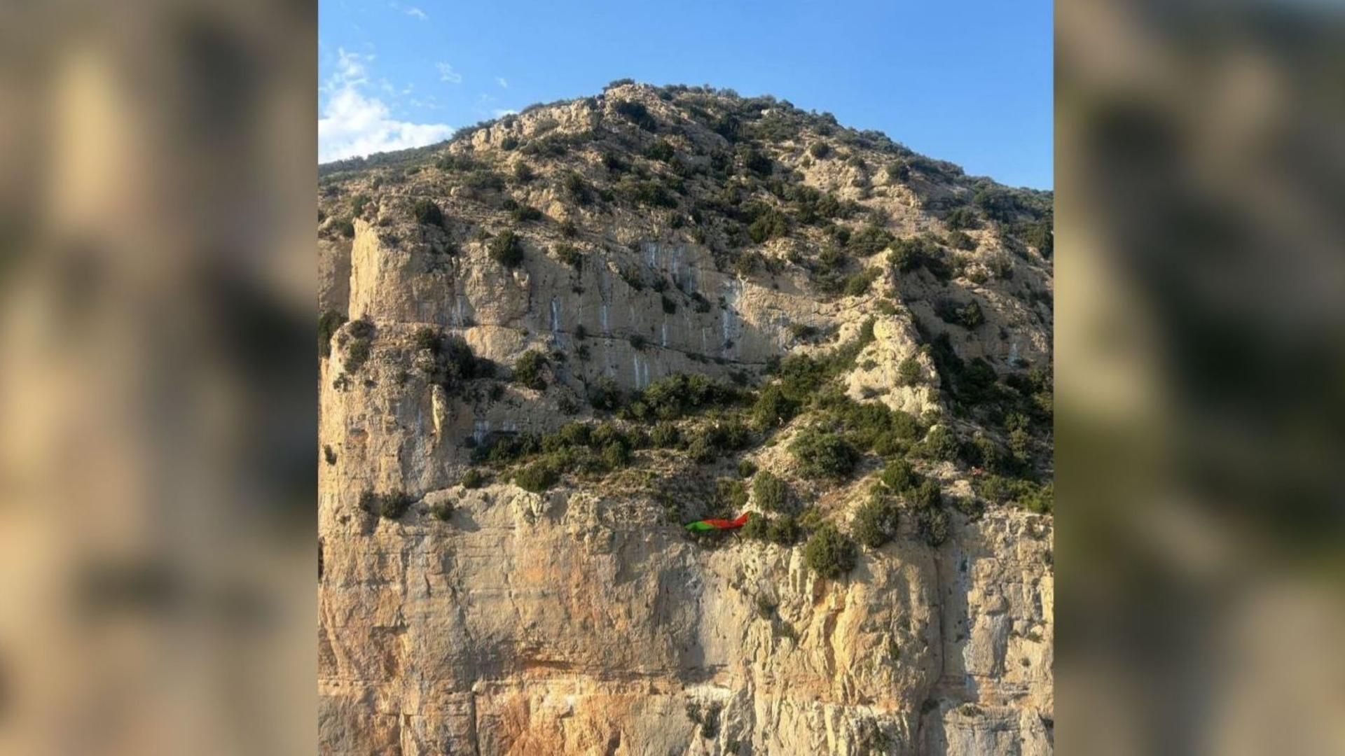 Rescatan a un hombre con ala delta en la punta del acantilado de una monta�ña en Lleida: