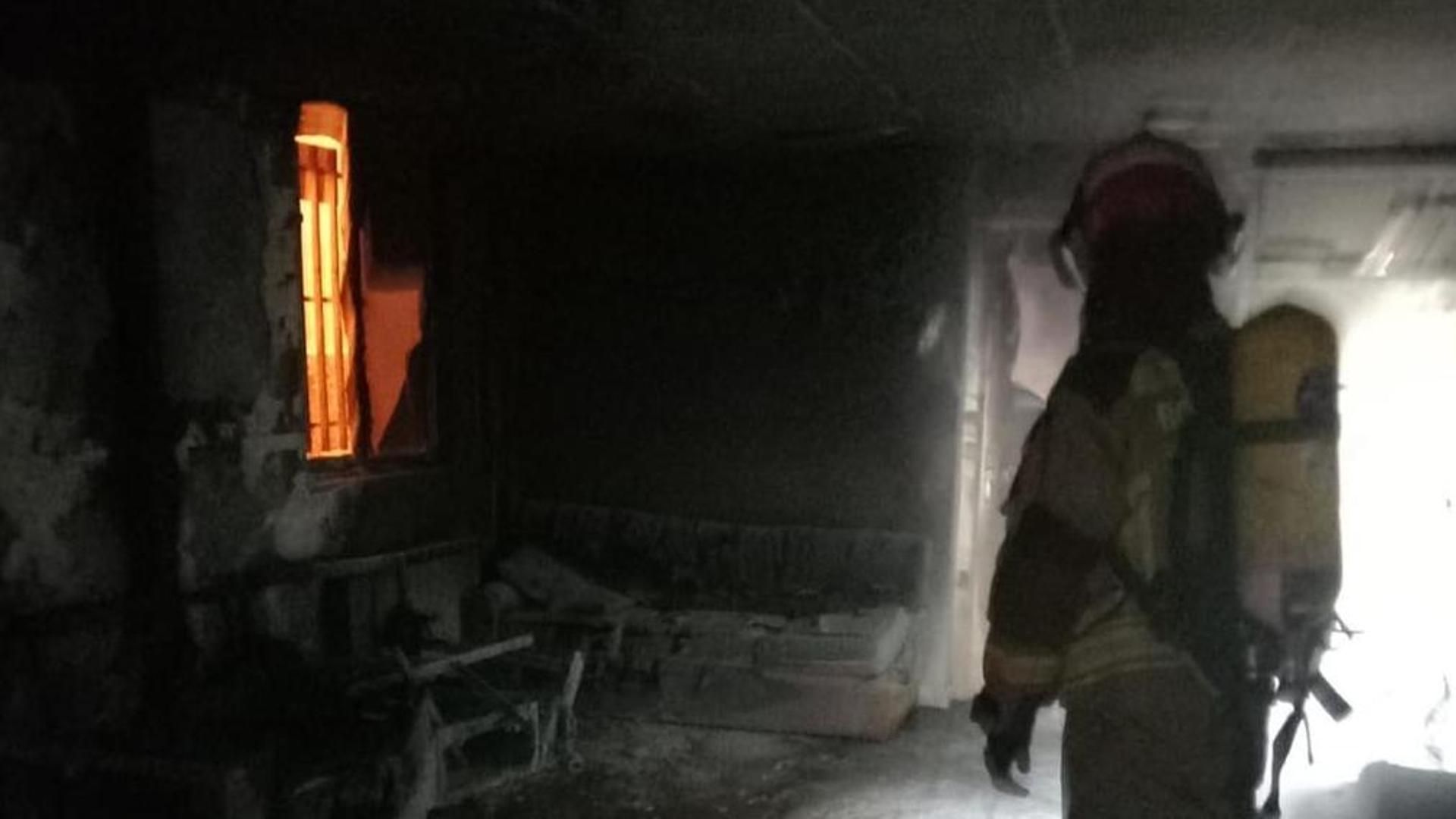 Uno de los bomberos de la DPT en el interior del centro de menores extranjeros no acompañados incendiado en Teruel.