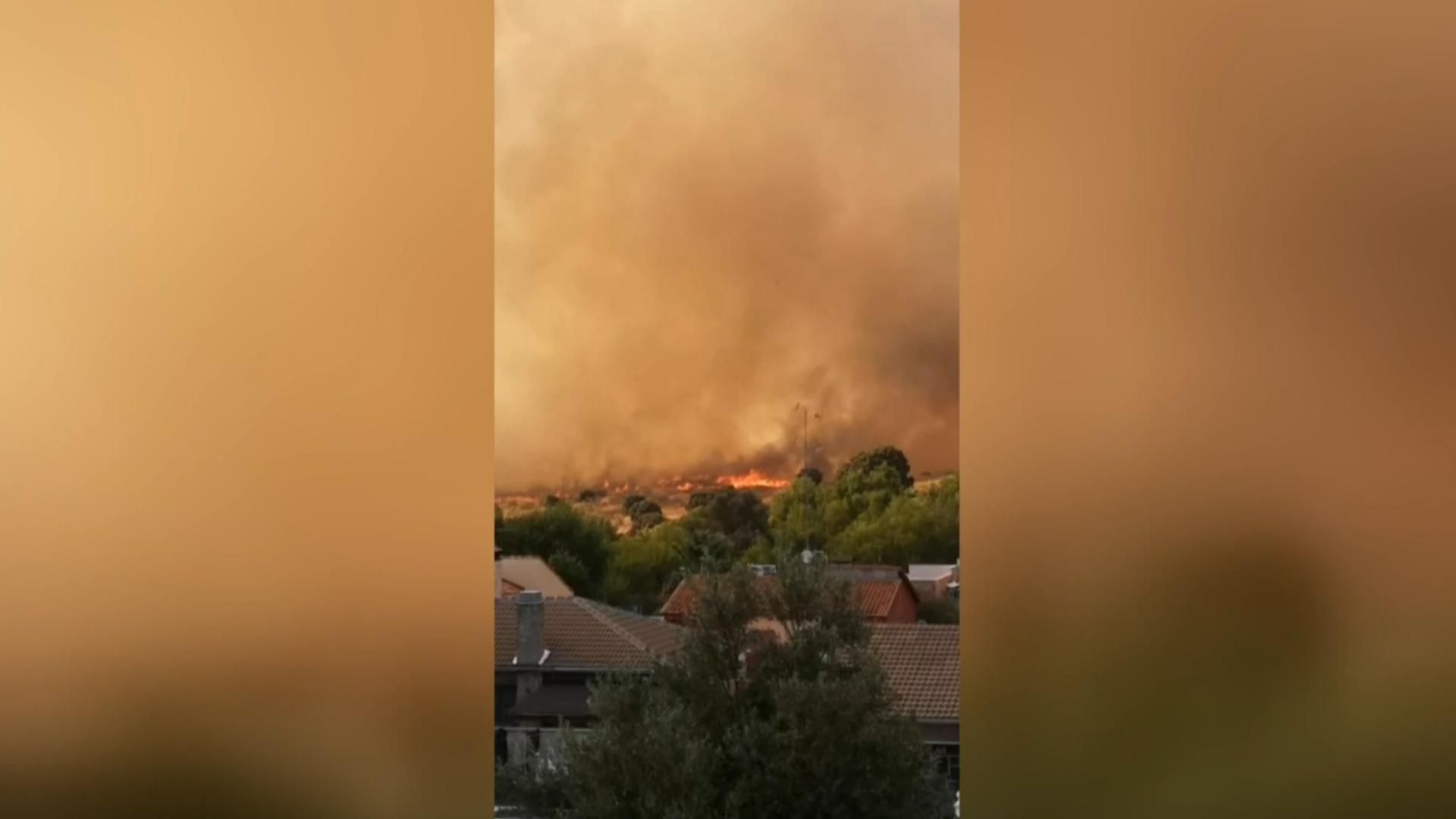Vecinos de Calypo Fado afectados por el incendio de Méntrida: “La alerta llegó a las seis, cuando ya estábamos fuera de casa”
