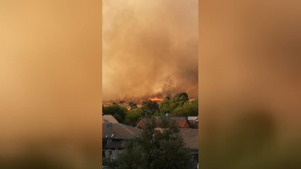 Vecinos de Calypo Fado afectados por el incendio de Méntrida: “La alerta llegó a las seis, cuando ya estábamos fuera de casa”