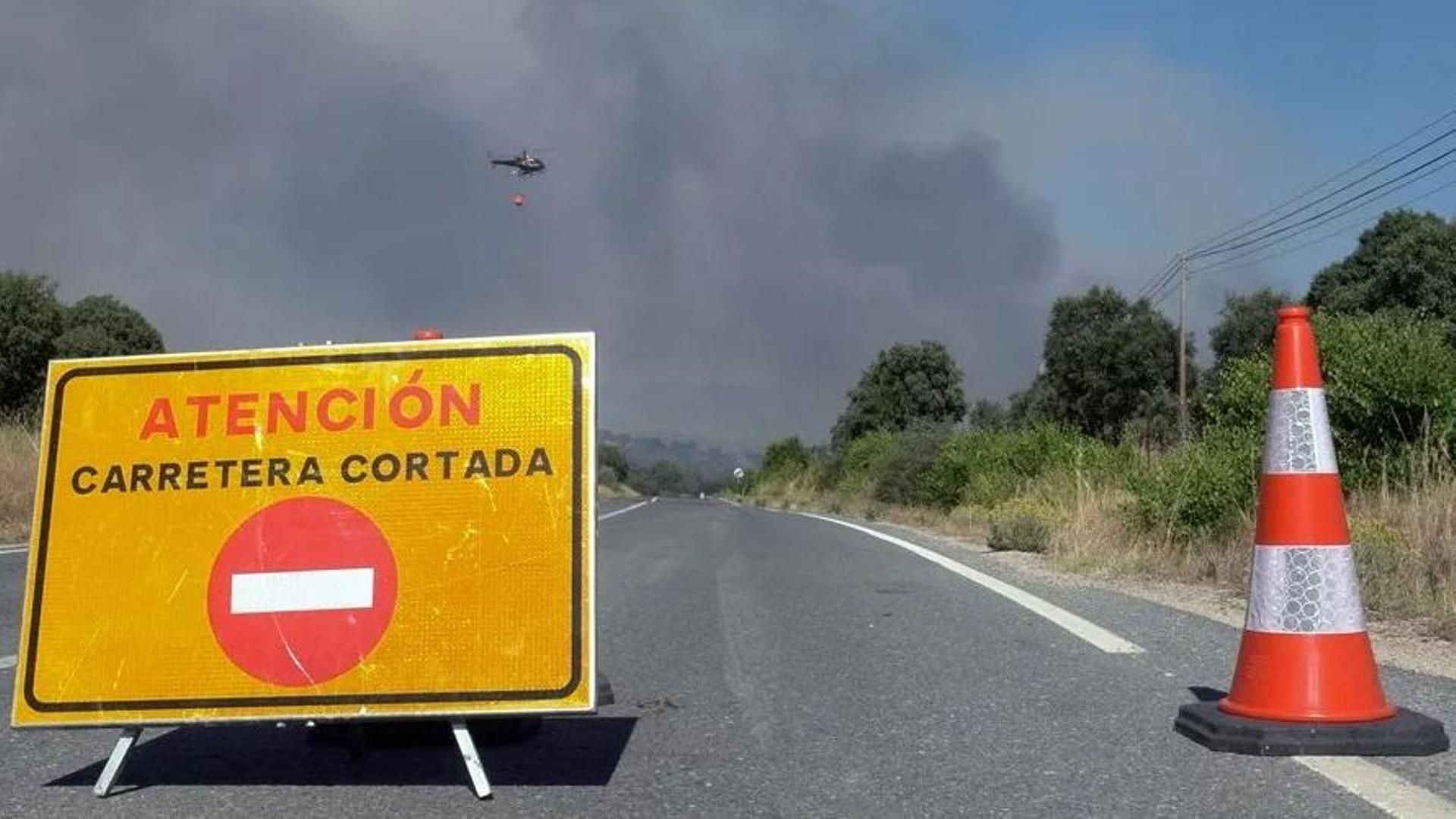 60 niños de un campamento, evacuados por el incendio en Navaluenga, pernoctan en un albergue