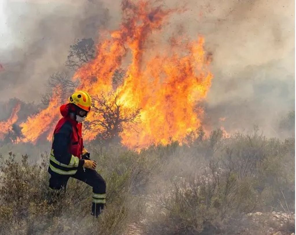 Bomberos dan por estabilizado el incendio forestal de Ibi, Alicante