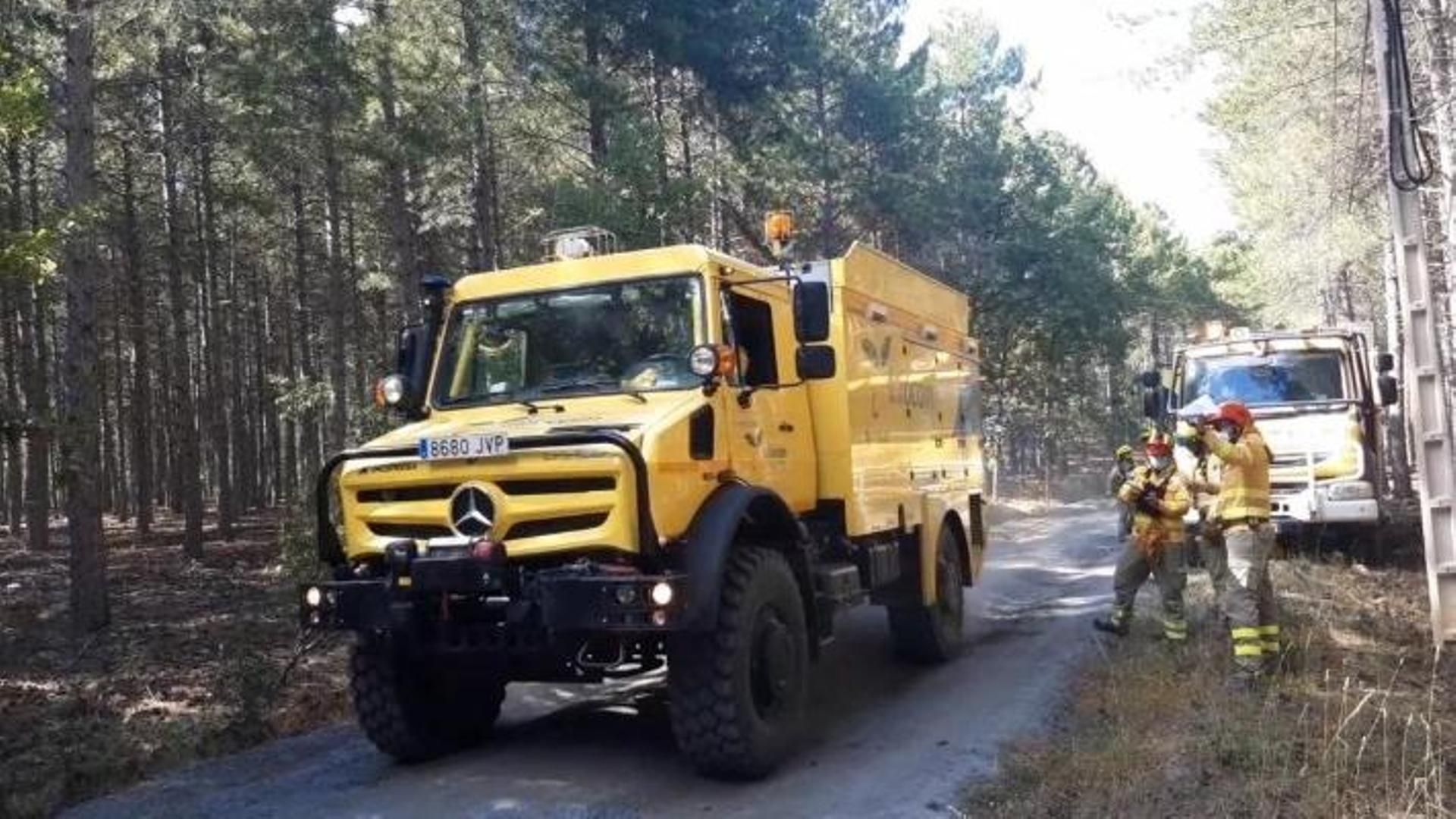 Hospitalizado un efectivo del incendio de Navaluenga, Ávila, con varias costillas rotas tras sufrir una caída