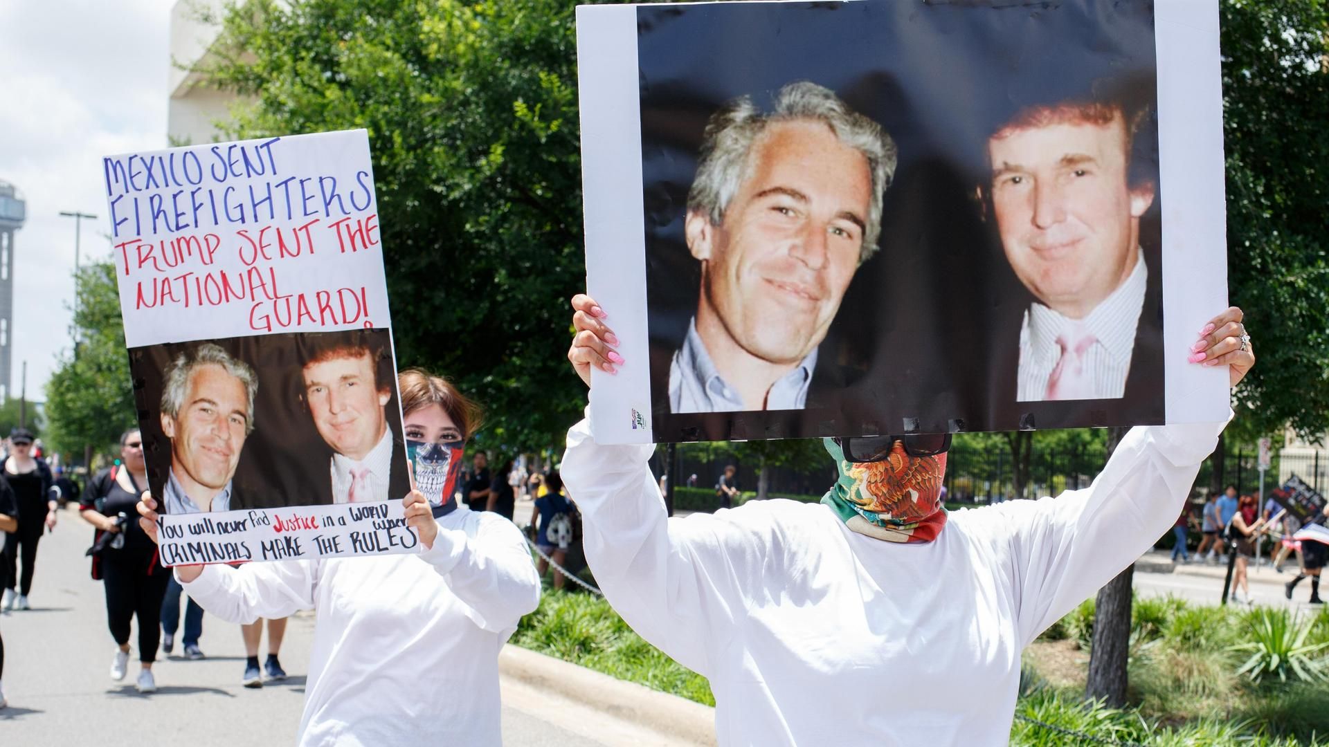 Imagen de archivo de una manifestación en Dallas en las que aparecen pancartas con fotografías de Donald Trump y Jeffrey Epstein