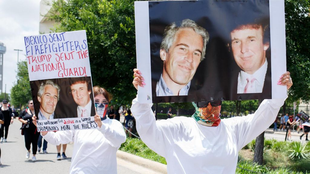 Imagen de archivo de una manifestación en Dallas en las que aparecen pancartas con fotografías de Donald Trump y Jeffrey Epstein