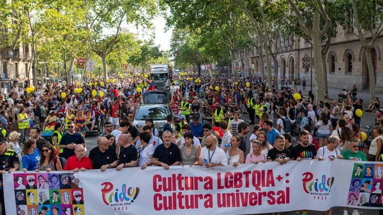 El Pride Barcelona reúne a 150.000 personas que marchan contra la ola