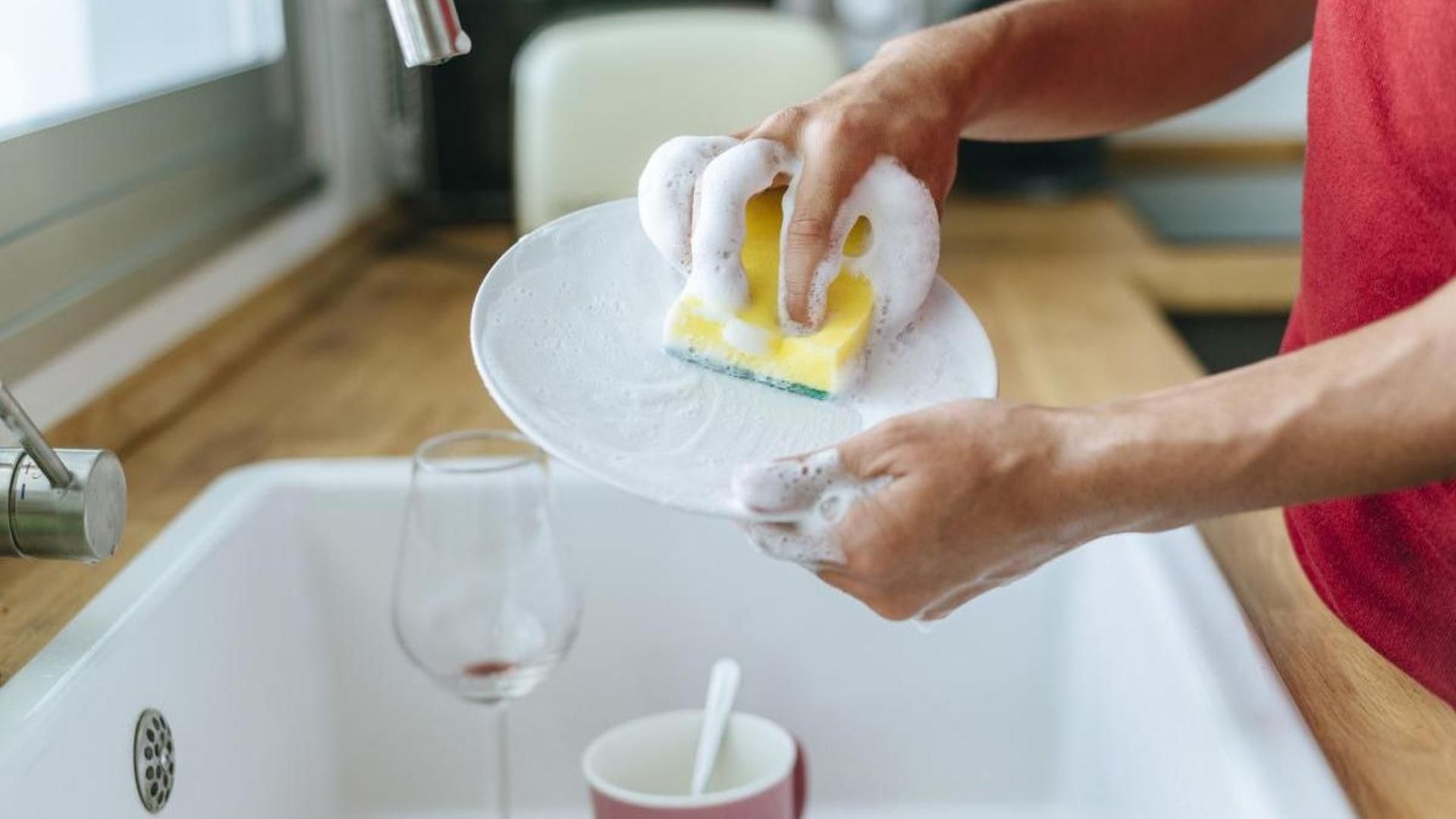 Lavando los platos con un estropajo nuevo