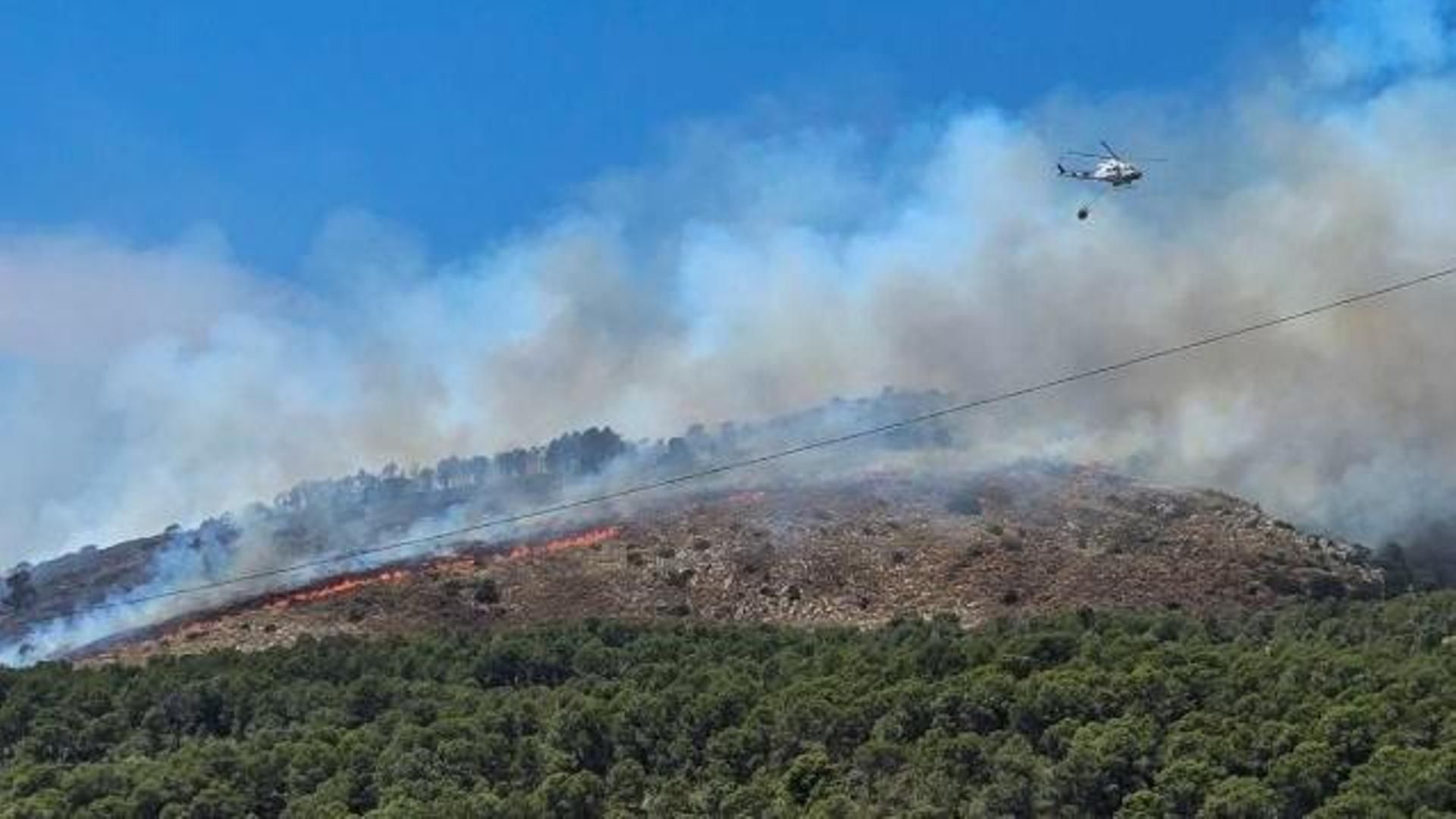 Medios aéreos trabajando en el incendio de Ibi, Alicante