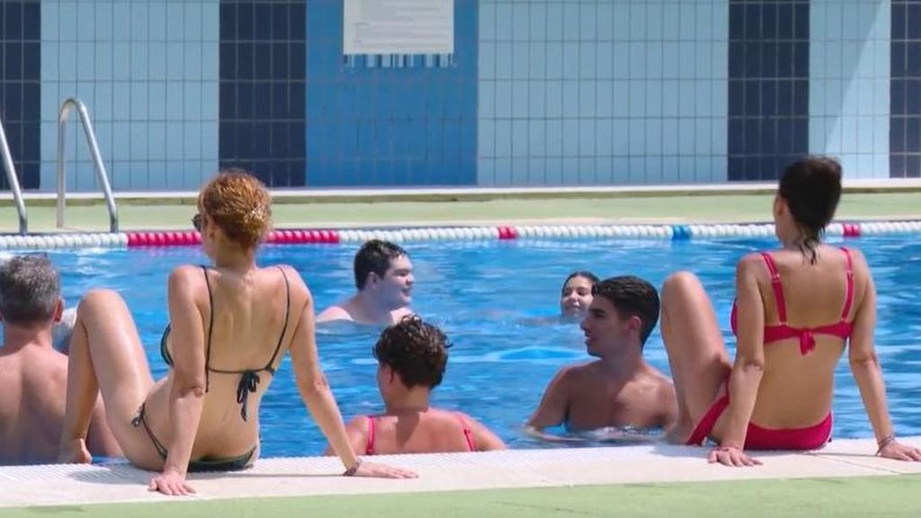 Denuncian un reto viral que obliga al cierre de las piscinas: defecar dentro del agua, un peligro para la salud