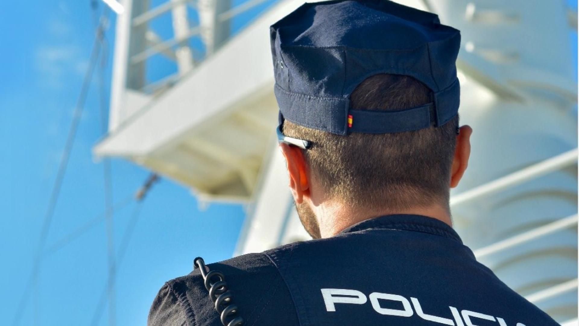 Agente de Policía de espaldas