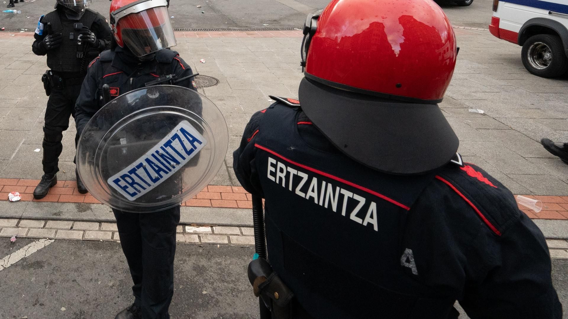 Agentes de la Ertzaintza Agentes de la Ertzaintza